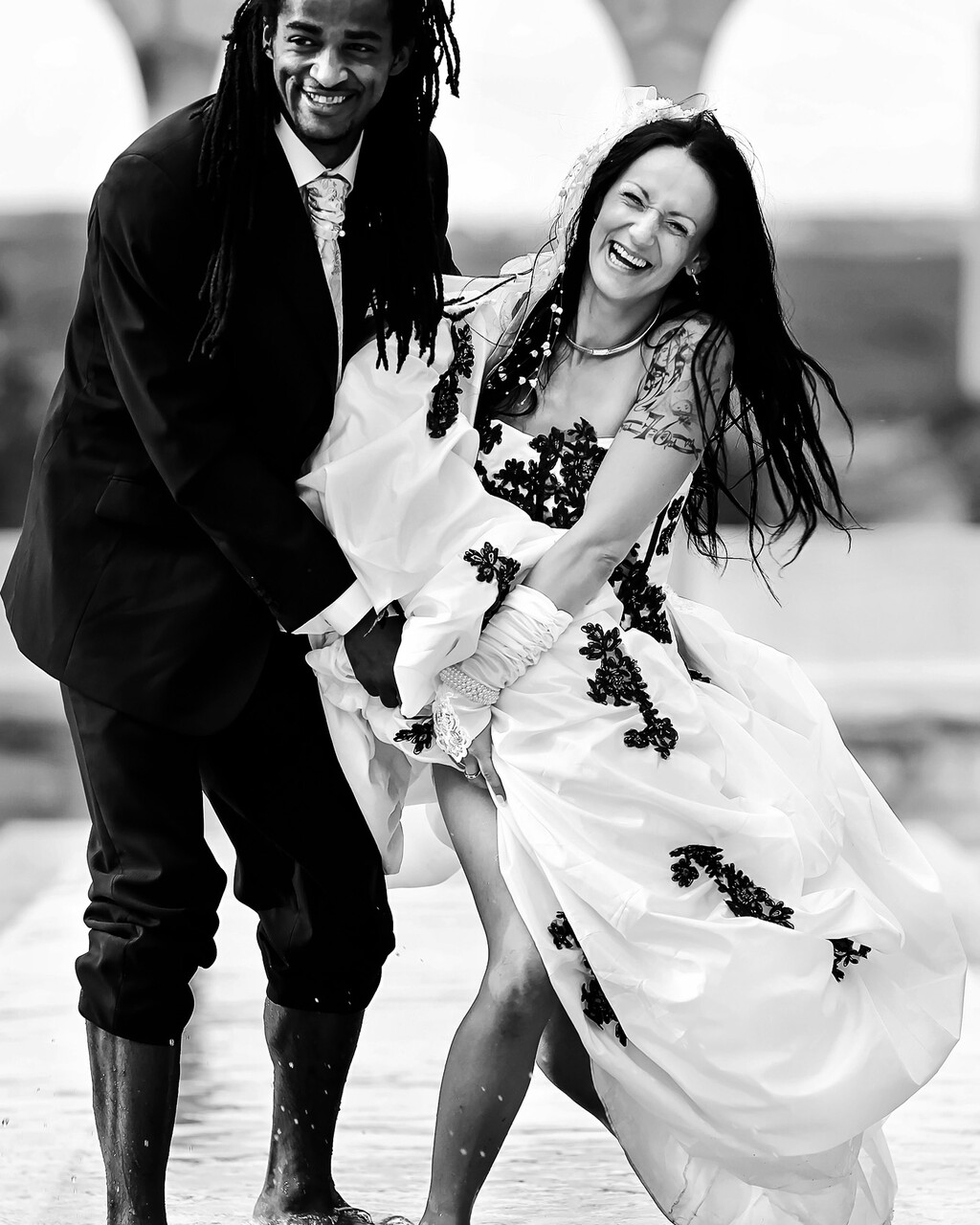Portrait de mariée en noir et blanc avec bouquet réalisé à Pau