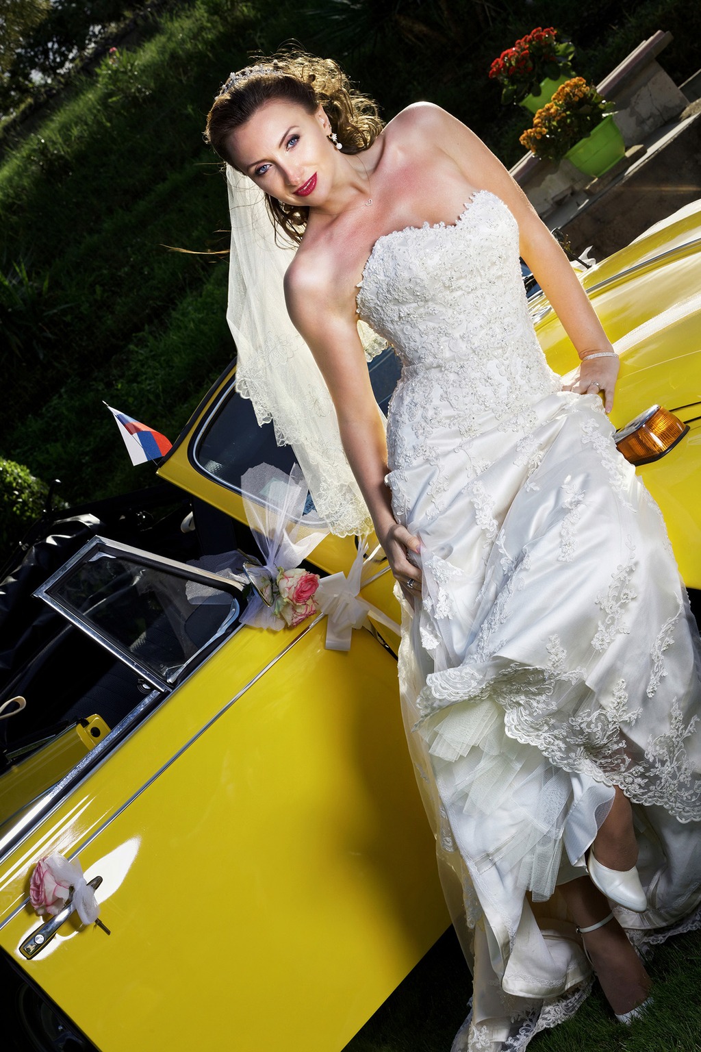 Portrait de mariée avec voiture de collection réalisé dans les Pyrénées-Atlantiques