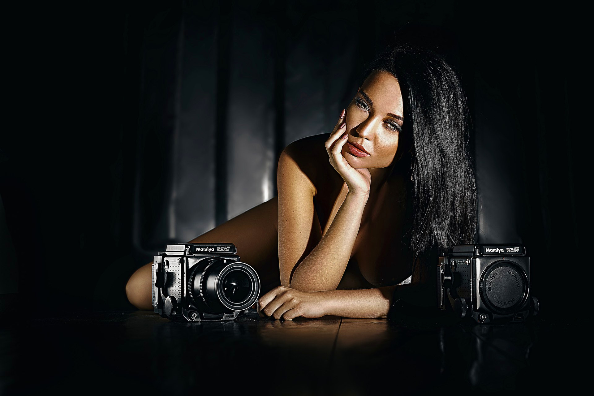 Portrait éditorial en clair-obscur avec deux Mamiya RZ67 pour un client de Pau
