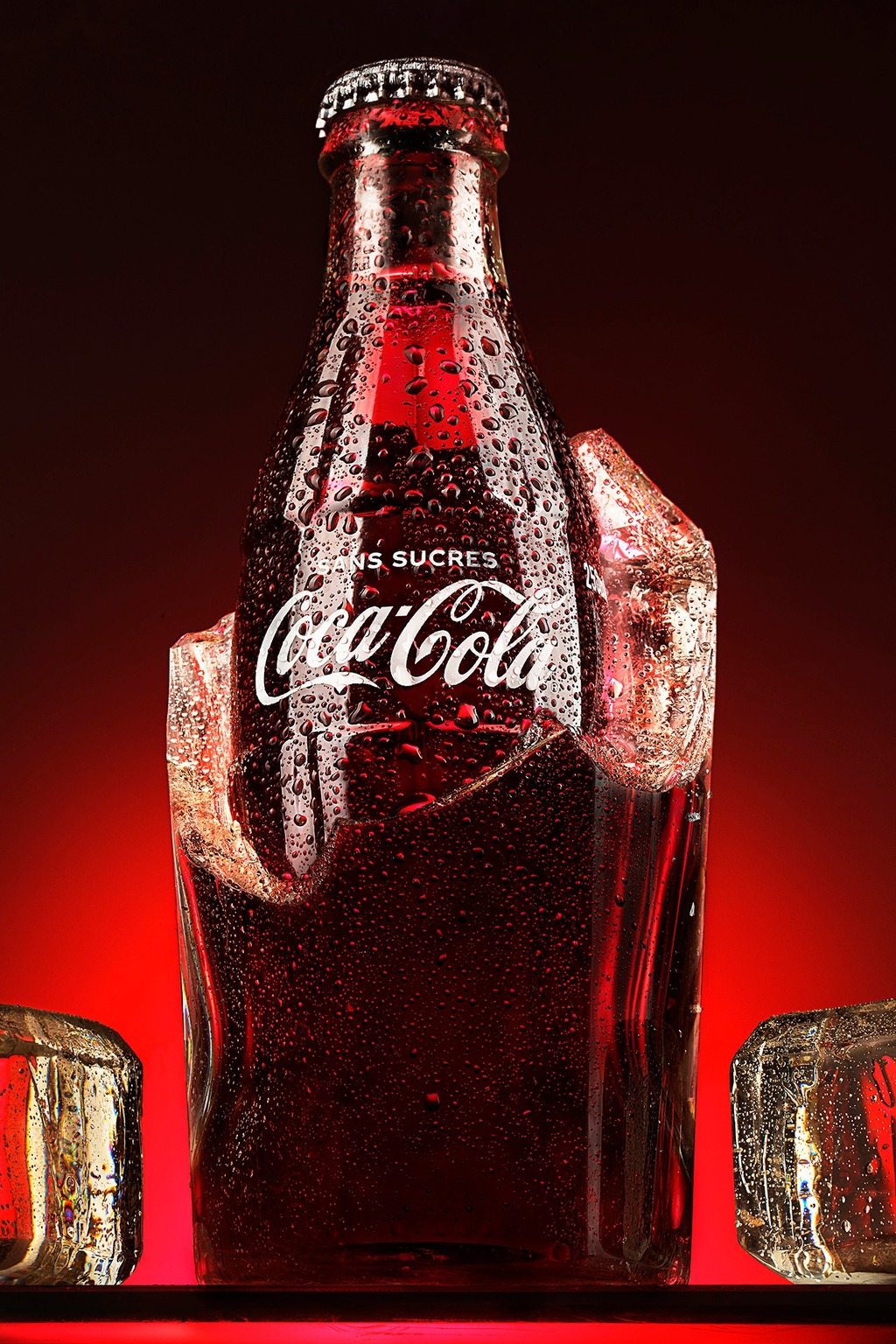 Packshot publicitaire de bouteille de soda sur glace, photographie produit en studio mobile à Pau